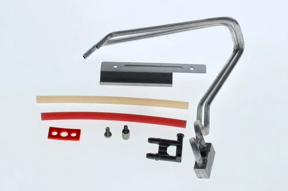 Verschiedene Komponenten eines Rohr-Kits von Bosch, einschließlich Metall- und Kunststoffteilen, sowie Rohre in verschiedenen Farben und Formaten.